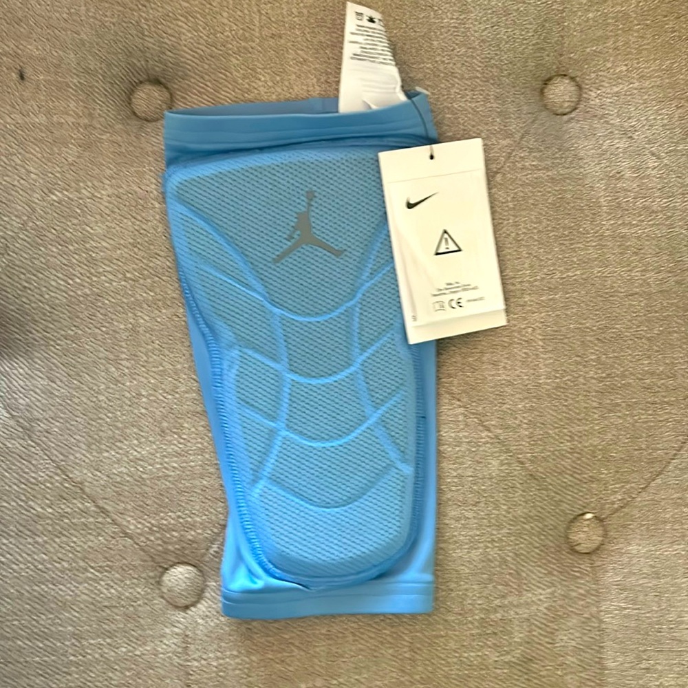 Nike Pro Mens Padded Jordan Carolina Blue Knee Sleeve size large one Sleeve”